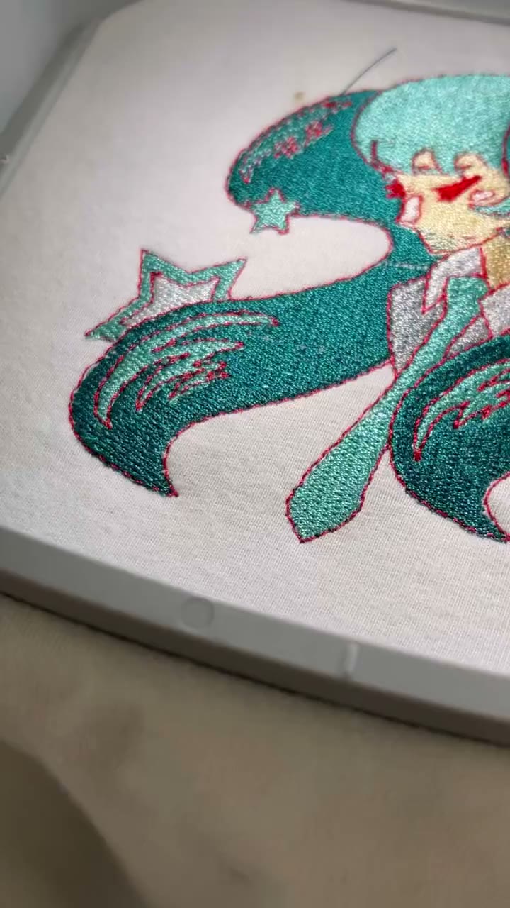 Video: stitching Greek letters onto a graduation stole